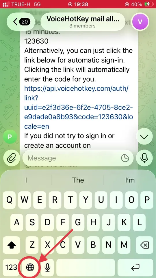 Клавиатура iOS со стрелкой, указывающей на клавишу глобуса