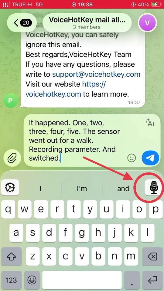 Клавиатура VoiceHotKey со стрелкой, указывающей на кнопку микрофона